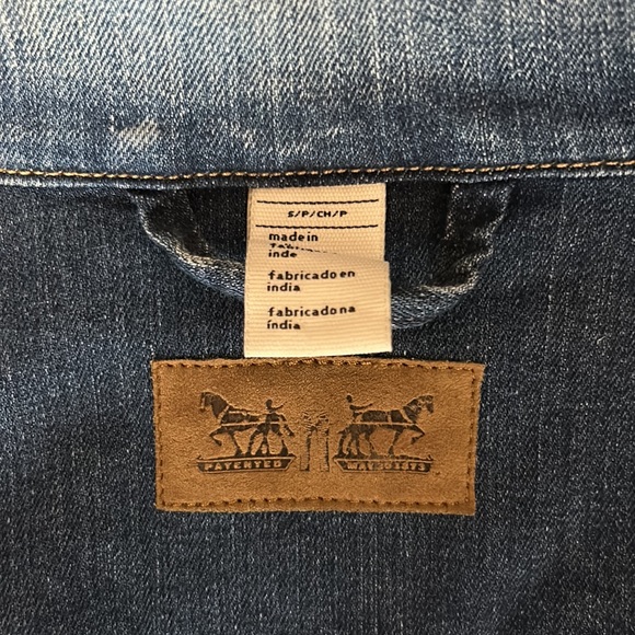 Ladies size small Levi’s jean jacket. - Picture 4 of 8